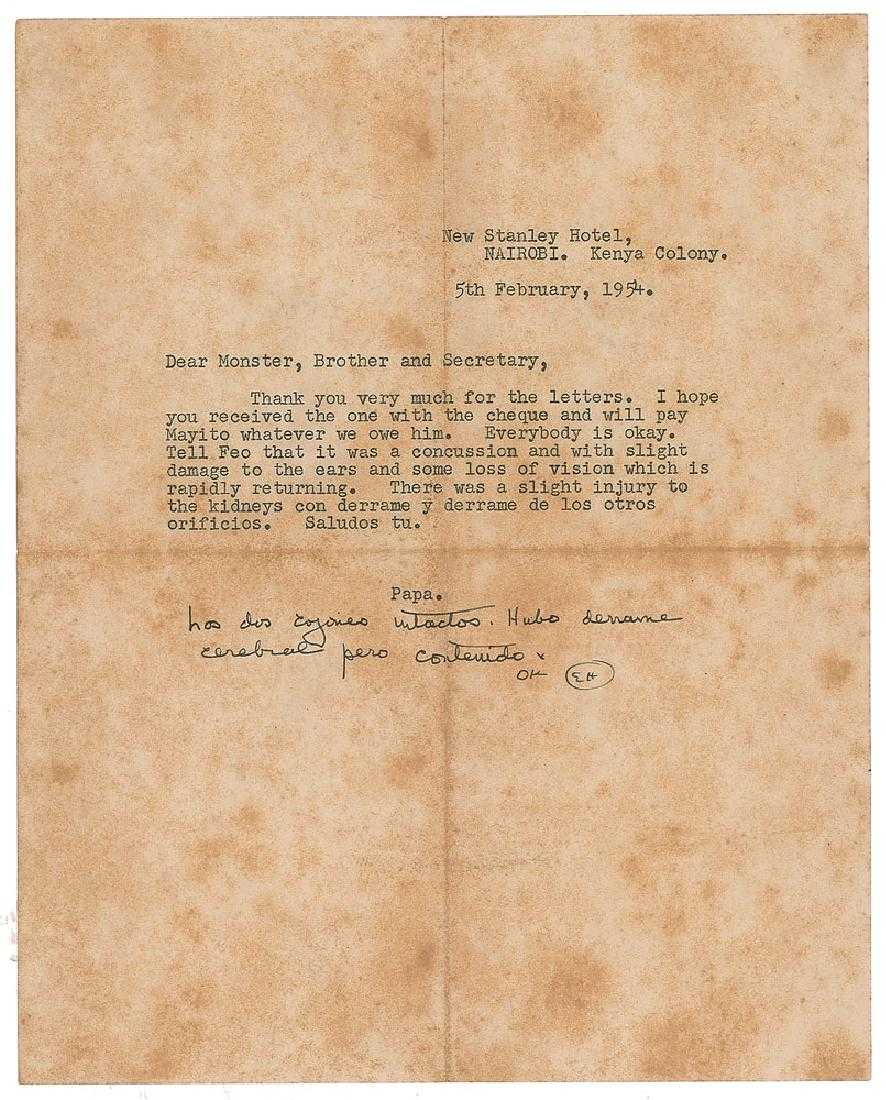 Ernest Hemingway stirbt in Afrika, um ein Haar Hemingways Welt